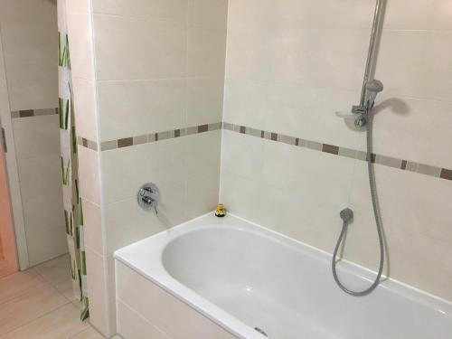 Bright 3-Rm, 2 Bathrooms, up to 8, ICM, 15 min to City Center, Parking Balcony