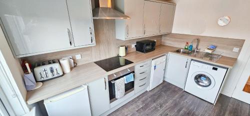 مطبخ, mySTAYINN Inverness Guest House - Rooms in Dalneigh