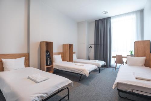4 twin beds