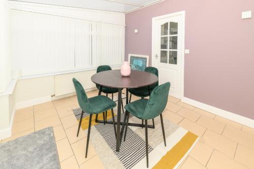 Stylish 3 Bed House Near Hospital, Racecourse, Free Parking in อินเทก