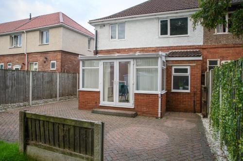 Stylish 3 Bed House Near Hospital, Racecourse, Free Parking in อินเทก