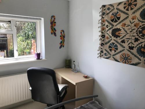 Cozy double bedroom in stunning Bungalow on River Thames - near Thorpe Park/Royal Holloway University/20mins from Heathrow