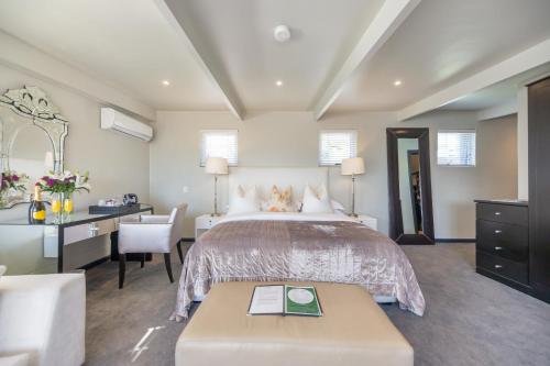 Suite with Sea View image 5
