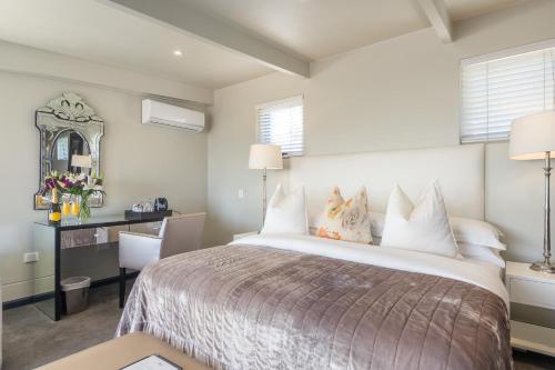 Suite with Sea View image 8