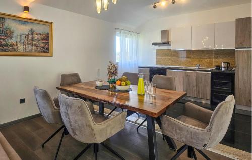virtuve, Beautiful Apartment In Kucice With Wifi in Kucice