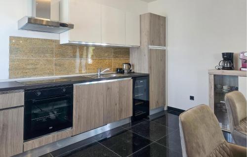virtuve, Beautiful Apartment In Kucice With Wifi in Kucice
