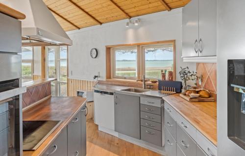 廚房, Nice Home In Bogø By With Wifi in 博島