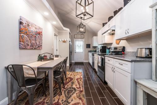 Konyha, Updated 3bd Cottage on Bike Trail w/ River access! in Loveland