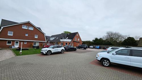 Hotel Dorfkrug Busum - gunstige Altbauzimmer Am Oland in Бусум