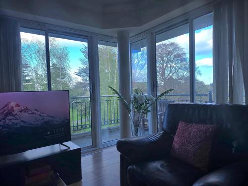 Gracian OMB Dublin Apartment - Tap to explore photos