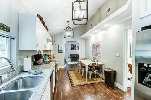 Konyha, Updated 3bd Cottage on Bike Trail w/ River access! in Loveland