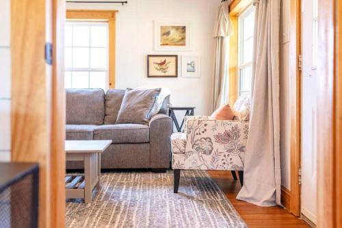 Remodeled 1920s Charmer Near ETSU JCMC & Downtown - Single Family Home in Johnson City, USA