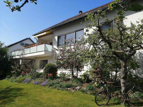 Große Ferienwohnung in Sinbronn mit Grill, Terrasse und Garten