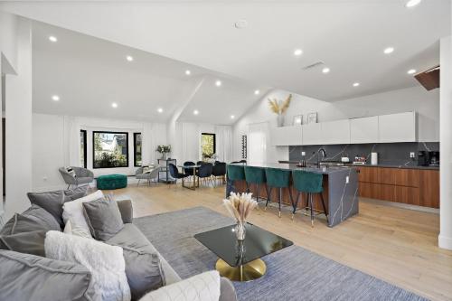 Modern Luxurious Dream Home Mar Vista, 4BDRMs, 4Baths, Kid & Pet Friendly, 10min to the beach!! in Los Angeles, USA