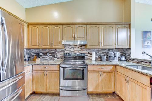 Near Beaches Pet-Friendly Sunrise Escape with Patio in Sunrise