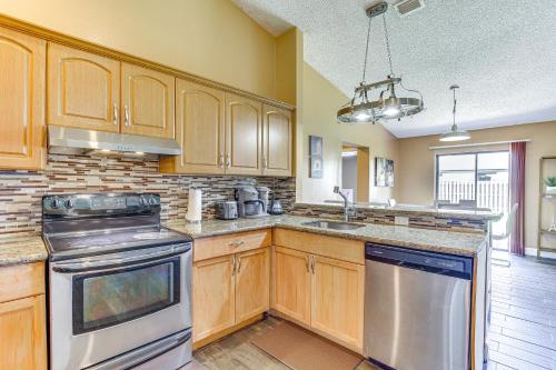 Near Beaches Pet-Friendly Sunrise Escape with Patio in Sunrise