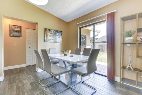 Near Beaches Pet-Friendly Sunrise Escape with Patio in Sunrise