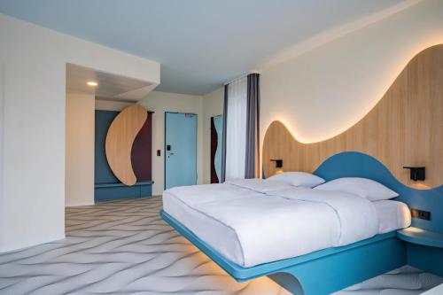 Superior Design Room with Balcony image 10