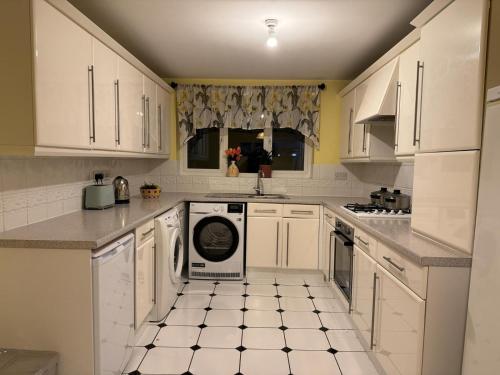 ห้องครัว, Amazing 5 Bedrooms - 10 Beds Detached House in Bedford in เบดฟอร์ด