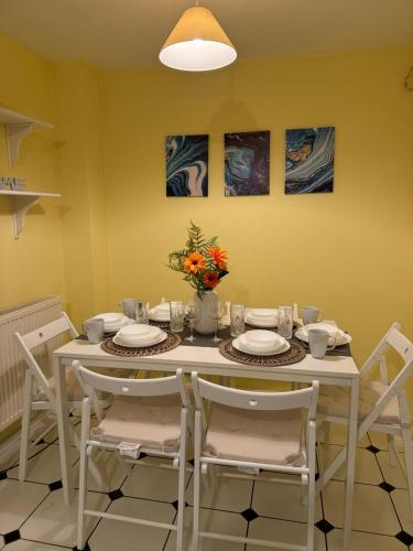 บริการและสิ่งอำนวยความสะดวก, Amazing 5 Bedrooms - 10 Beds Detached House in Bedford in เบดฟอร์ด