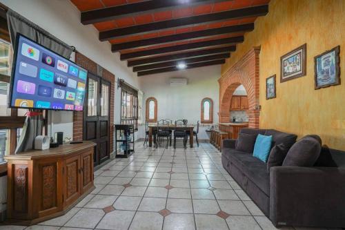 Amazing family house in Oaxtepec Pool & Hot tub in Oaxtepec, Mexico