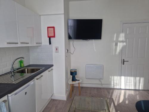 Kitchen, Quiet 1Br Retreat- Fast Internet- Walk-In Shower in Saint Luke's Cross