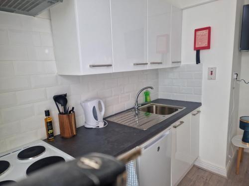 Kitchen, Quiet 1Br Retreat- Fast Internet- Walk-In Shower in Saint Luke's Cross
