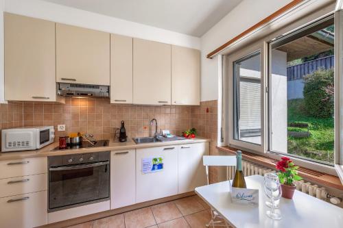 Kitchen, Garden on the lake 2 - Happy Rentals in Vira