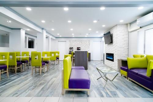 Felles stue/TV-område, La Quinta Inn Birmingham - Inverness near The Summit