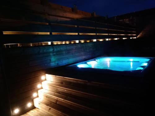 Karstais baseins, Bed & Breakfast Chateau Les Cedres in Bretteville-l'Orgueilleuse