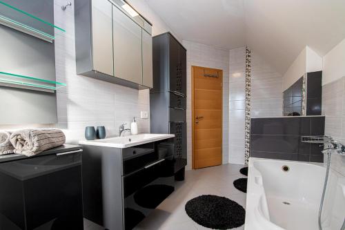 Sunny Weekend House - image 3