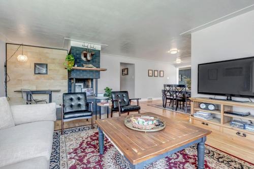1950s Urban Bungalow Along Clear Creek Trail in Wheat Ridge, USA