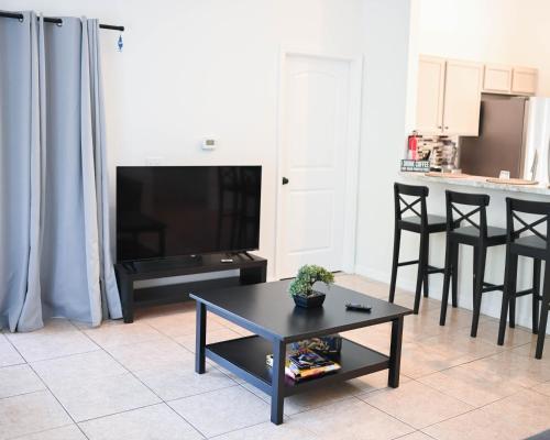 Home away from home close to parks - Pet Friendly