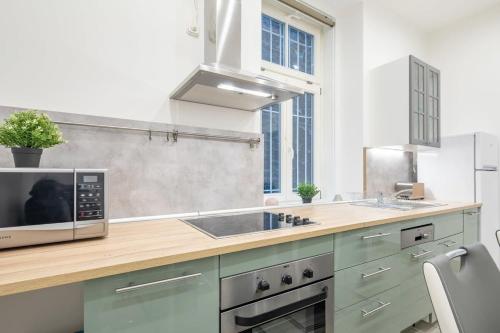 Full comfort 4 bedrooms in the heart of the city - image 7