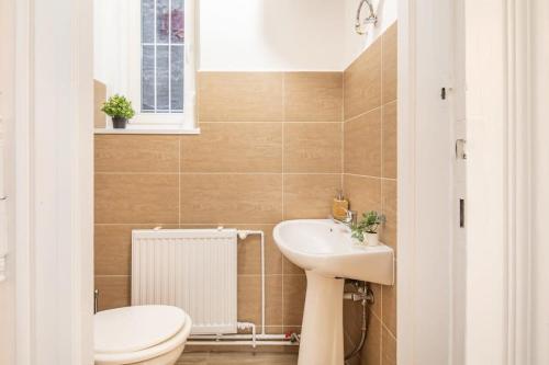 Full comfort 4 bedrooms in the heart of the city - image 3