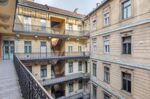 Full comfort 4 bedrooms in the heart of the city - image 14