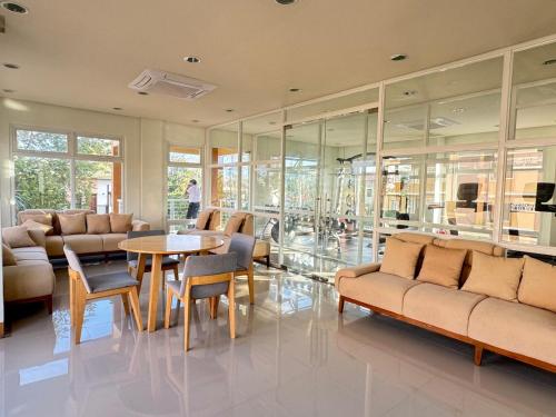 2 Bedroom and 1 Bedroom Apartments with Private Pool and Gym - 공용 라운지/TV 시청 구역