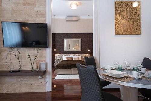 Central Luxy design apartment - image 14