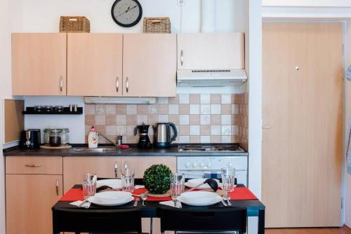 Bright and homey AC apartment near the center - image 8