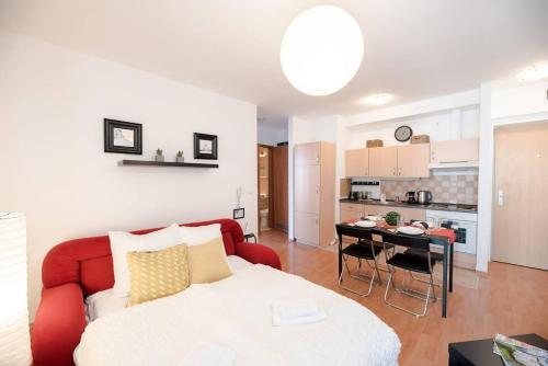 Bright and homey AC apartment near the center - image 4