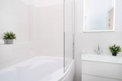 Central and New design apartment - image 5