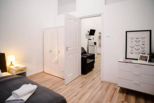 Very central spacious AC apartment - image 2