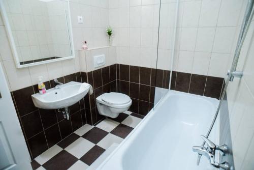 Very central spacious AC apartment - image 9