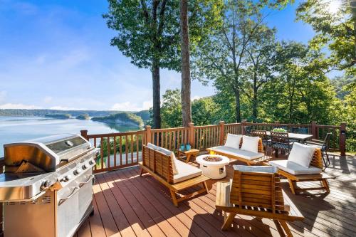 Birds Eye Retreat-10 acres on Beaver Lake-Hot Tub image
