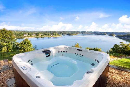 Birds Eye Retreat-10 acres on Beaver Lake-Hot Tub in Prairie Creek (AR)