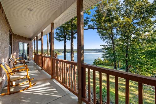 Birds Eye Retreat-10 acres on Beaver Lake-Hot Tub in Prairie Creek (AR)