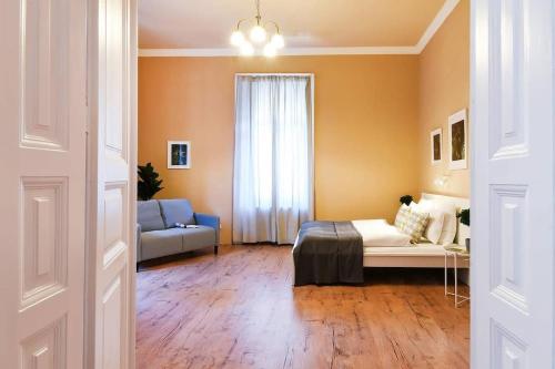 Very central very spacious new home - image 13