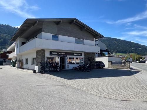 ทัศนียภาพภายนอกโรงแรม, chapter-one in อาซามซ์