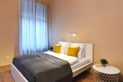 Very central very spacious new home - image 14