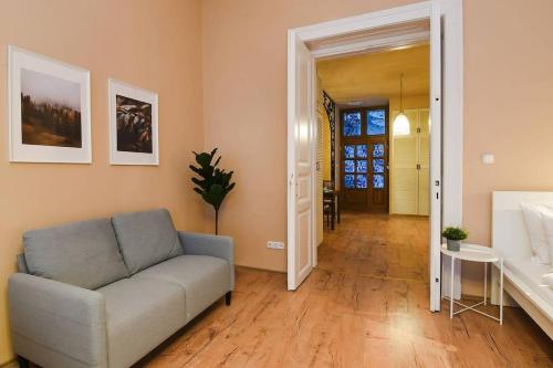 Very central very spacious new home - Tap to explore photos